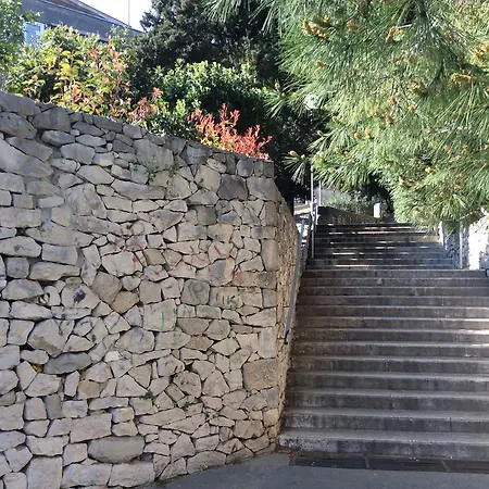 Apartment Macho Split
