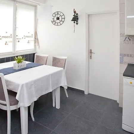 Macho Apartment Split