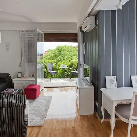 Apartment Macho Split